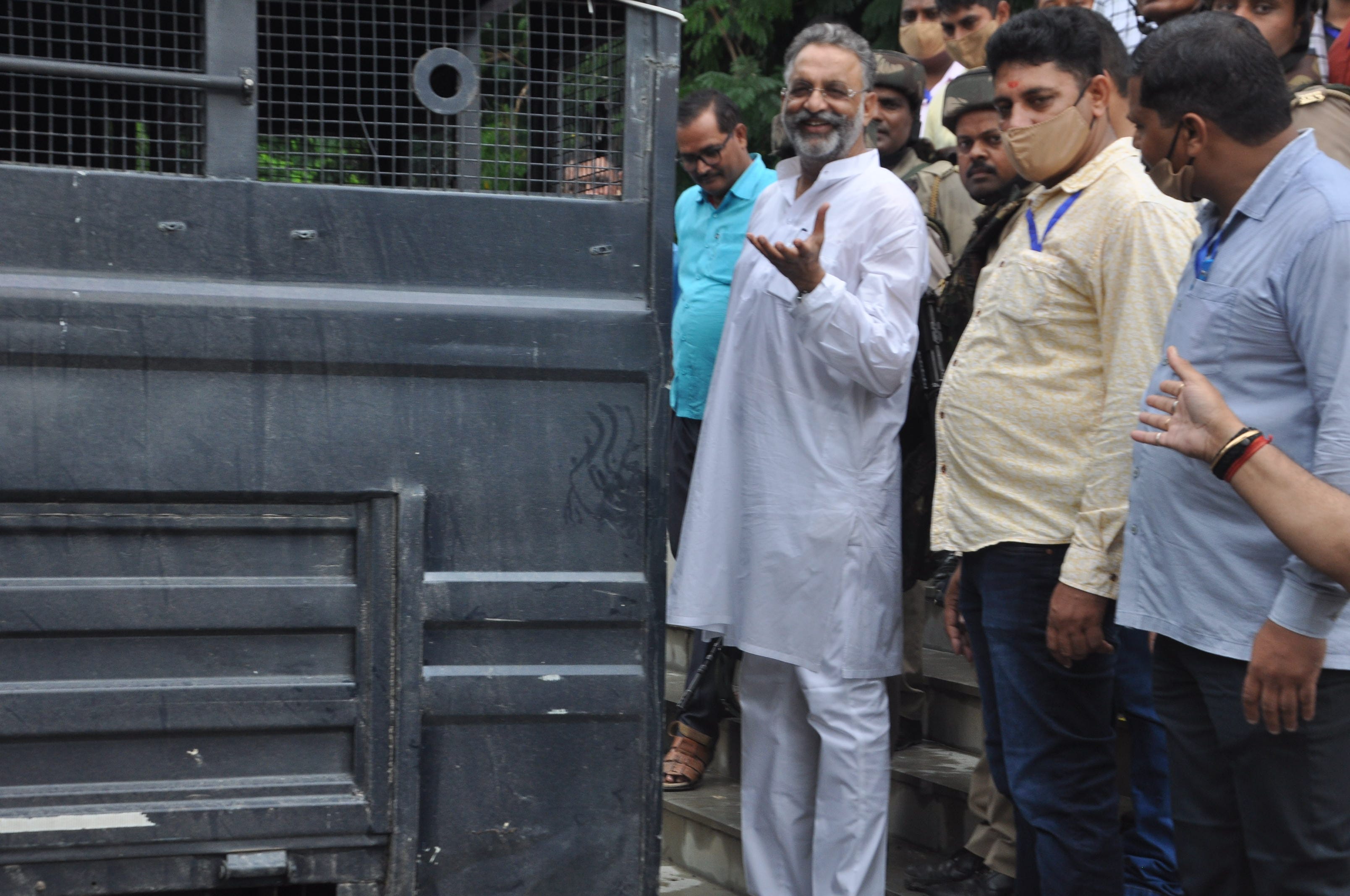 दीवानी कहचरी में पेशी के बाद कड़ी सुरक्षा के बीच बाहर निकालने के बाद बज्रवाहन में बैठने के दौरान ? दीवानी कहचरी में पेशी के बाद कड़ी सुरक्षा के बीच बाहर निकालने के बाद बज्रवाहन में बैठने के दौरान ?