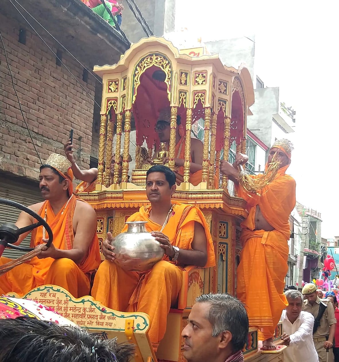 बागपत के सरूरपुर गांव में श्री 1008 नेमिनाथ की रथयात्रा निकालते श्रद्घालु बागपत के सरूरपुर गांव में श्री 1008 नेमिनाथ की रथयात्रा निकालते श्रद्घालु