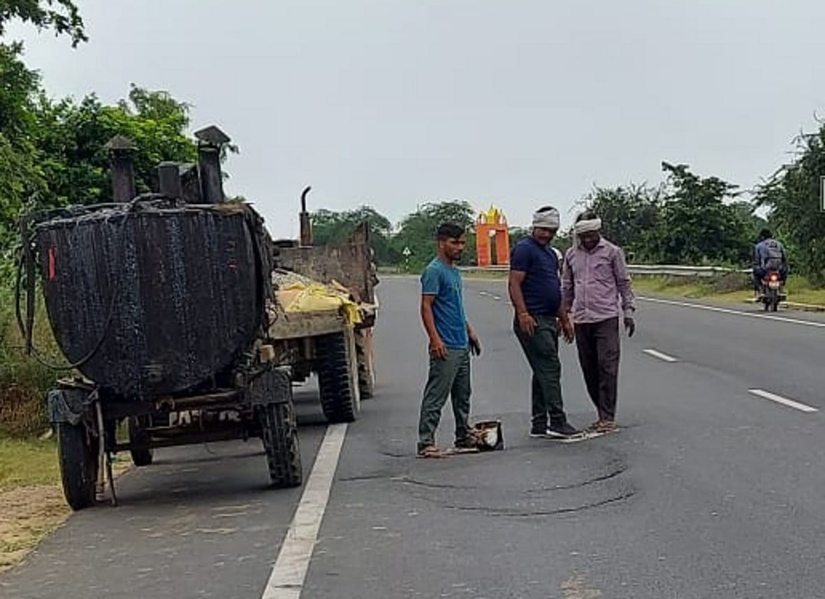 बागपत-मेरठ हाईवे स्थित बालैनी थाने के पास हुए गड्ढे में मरम्मत का कार्य करते कर्मचारी बागपत-मेरठ हाईवे स्थित बालैनी थाने के पास हुए गड्ढे में मरम्मत का कार्य करते कर्मचारी