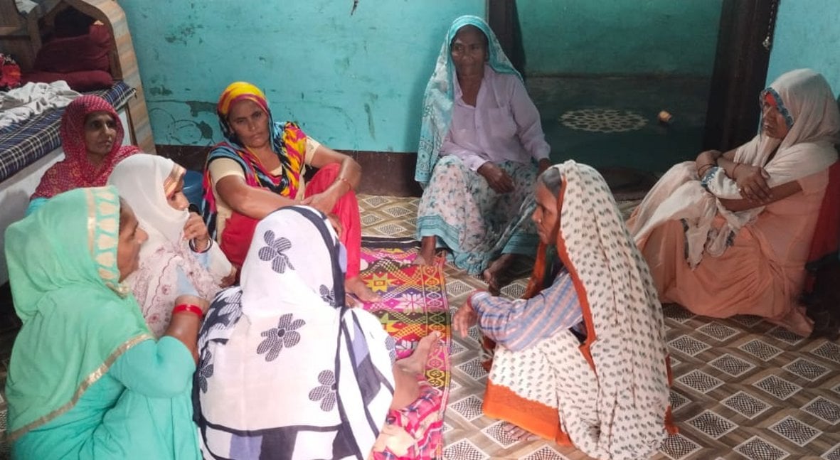 भड़ल गांव में मुनेश देवी की मौत के बाद गमजदा बैठी महिलाएं भड़ल गांव में मुनेश देवी की मौत के बाद गमजदा बैठी महिलाएं