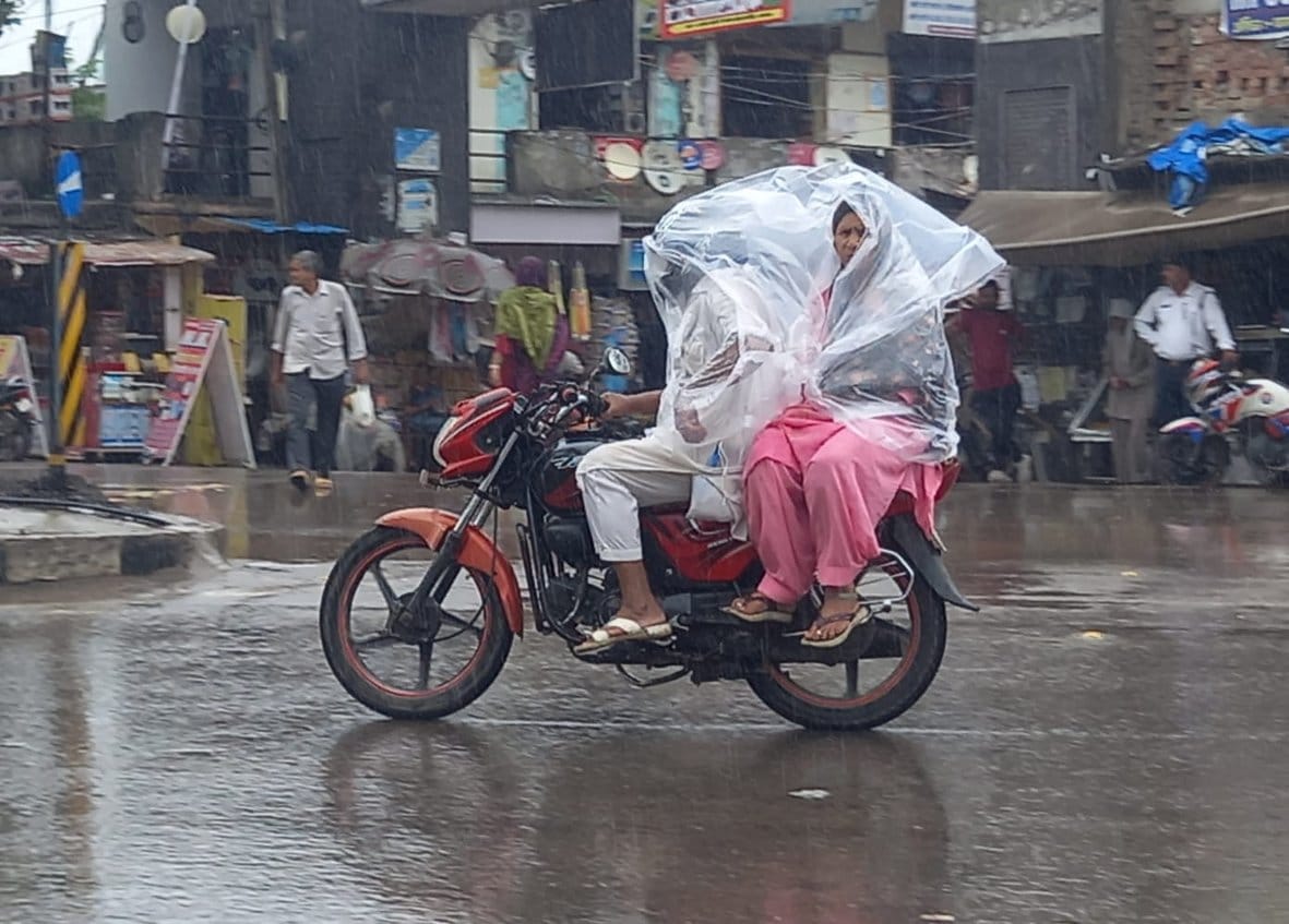 बारिश में हादसों का भी रखे ध्यान: बागपत के राष्ट्र वंदना चौक पर रिमझिम बारिश के बीच पॉलिथीन लपेटक? बारिश में हादसों का भी रखे ध्यान: बागपत के राष्ट्र वंदना चौक पर रिमझिम बारिश के बीच पॉलिथीन लपेटक?