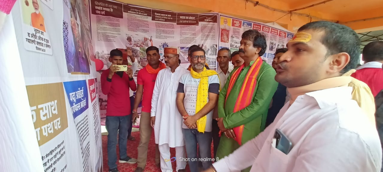 घोरावल में प्रधानमंत्री के जन्मदिन पर आयोजित प्रदर्शनी का अवलोकन करते विधायक घोरावल में प्रधानमंत्री के जन्मदिन पर आयोजित प्रदर्शनी का अवलोकन करते विधायक
