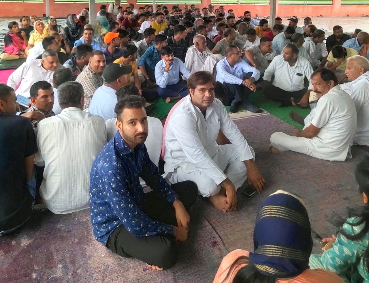 कालाअंब में गुर्जर समुदाय की आपातकाल बैठक में मौजूद लोग। संवाद कालाअंब में गुर्जर समुदाय की आपातकाल बैठक में मौजूद लोग। संवाद