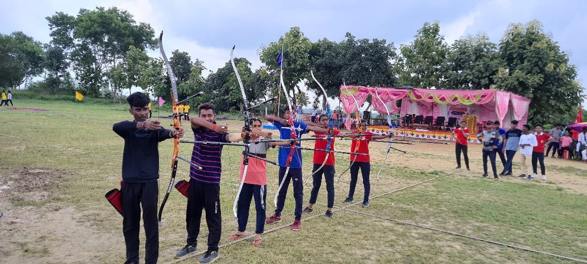 राबर्ट्सगंज ब्लॉक के बहुआर स्थित जवाहर नवोदय विद्यालय में खेलकूद प्रतियोगिता में तीरंदाजी करत?