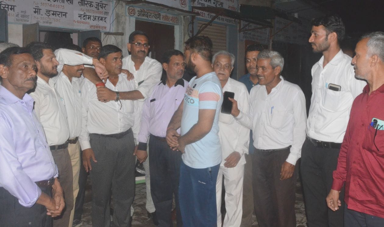 रात के समय कचहरी में मतगणना कक्ष के बाहर चर्चा करते प्रत्याशी व अधिवक्ता। संवाद