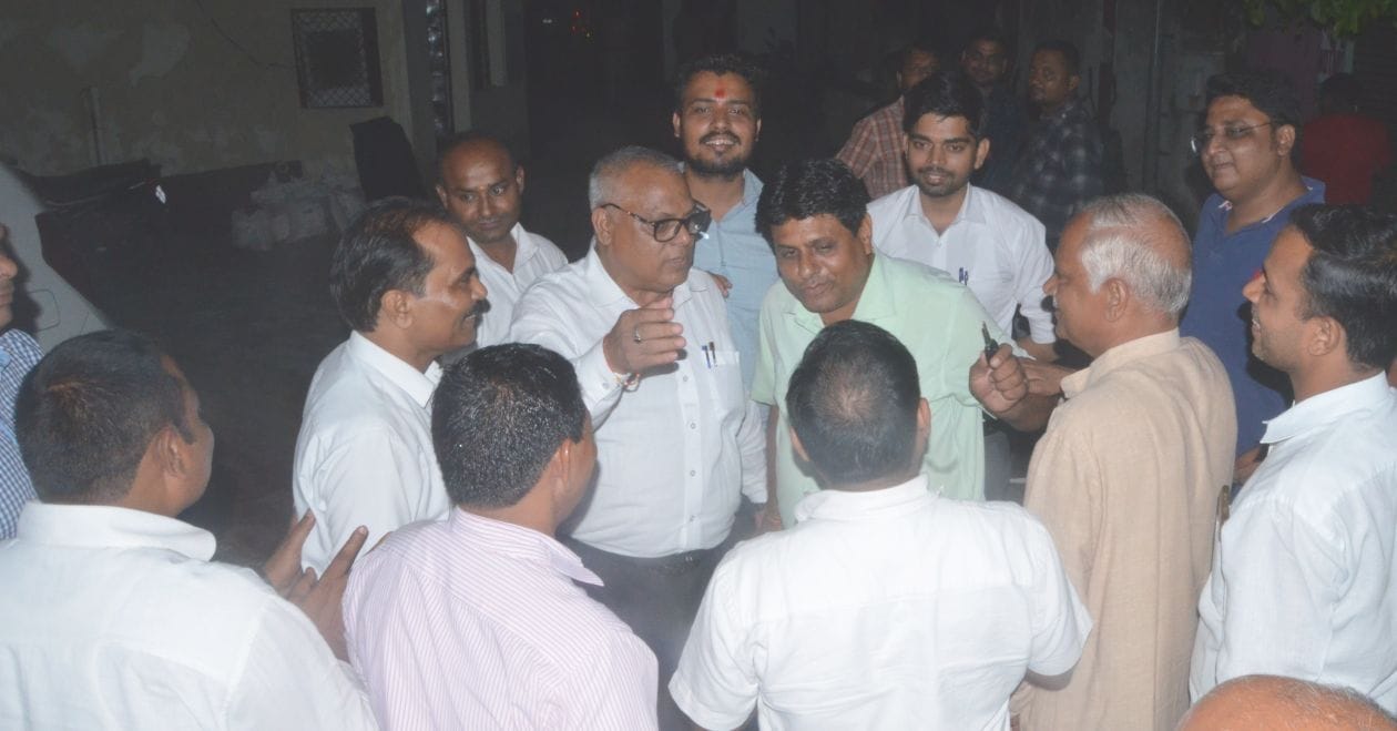 रात के समय कचहरी में मतगणना कक्ष के बाहर चर्चा करते प्रत्याशी व अधिवक्ता। संवाद