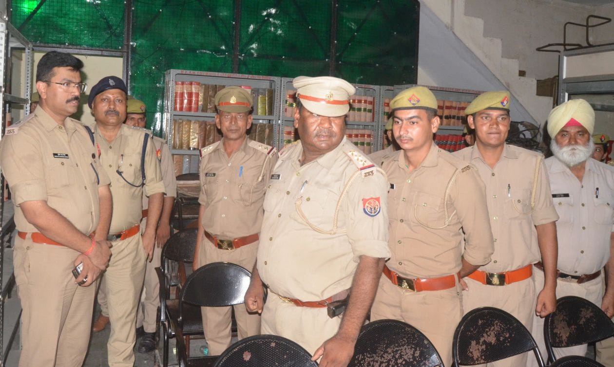रात के समय कचहरी में मतगणना कक्ष में जानकारी करने पहुंचे एएसपी मुकेश चंद्र मिश्र। संवाद