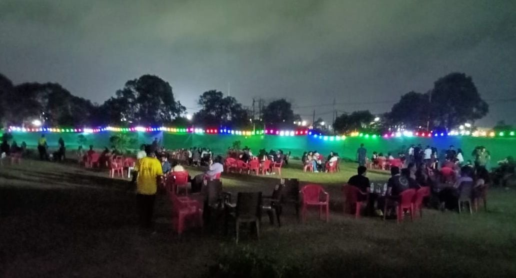  राठधना-नरेला रोड पर अवैध अहाते में बैठे युवक-युवती। संवाद