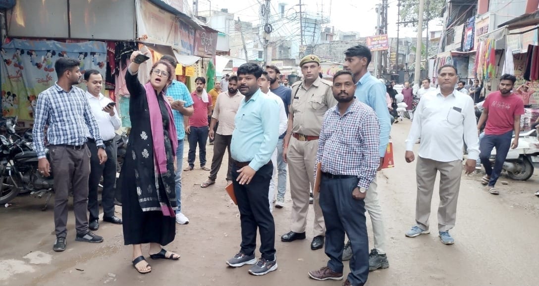 रायवाला स्मार्ट रोड का निरीक्षण करती नगरायुक्त गजल भारद्वाज रायवाला स्मार्ट रोड का निरीक्षण करती नगरायुक्त गजल भारद्वाज