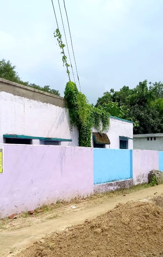 सुरियावां के बदलीपुर प्राथमिक विद्यालय के ऊपर से गुजरा बिजली का तार। संवाद सुरियावां के बदलीपुर प्राथमिक विद्यालय के ऊपर से गुजरा बिजली का तार। संवाद