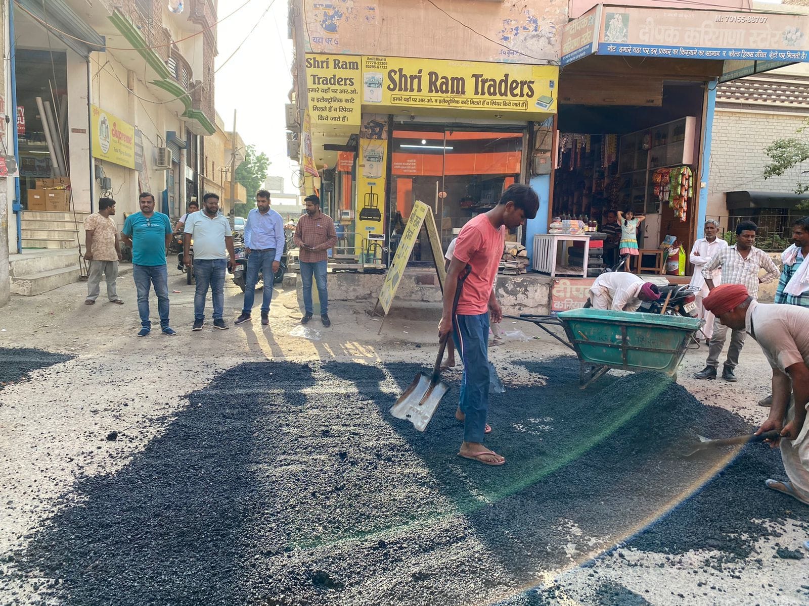 शहर मुख्य बाजार में बने गड्ढों पर पेच वर्क करते नगर परिषद के कर्मचारी । संवाद शहर मुख्य बाजार में बने गड्ढों पर पेच वर्क करते नगर परिषद के कर्मचारी । संवाद