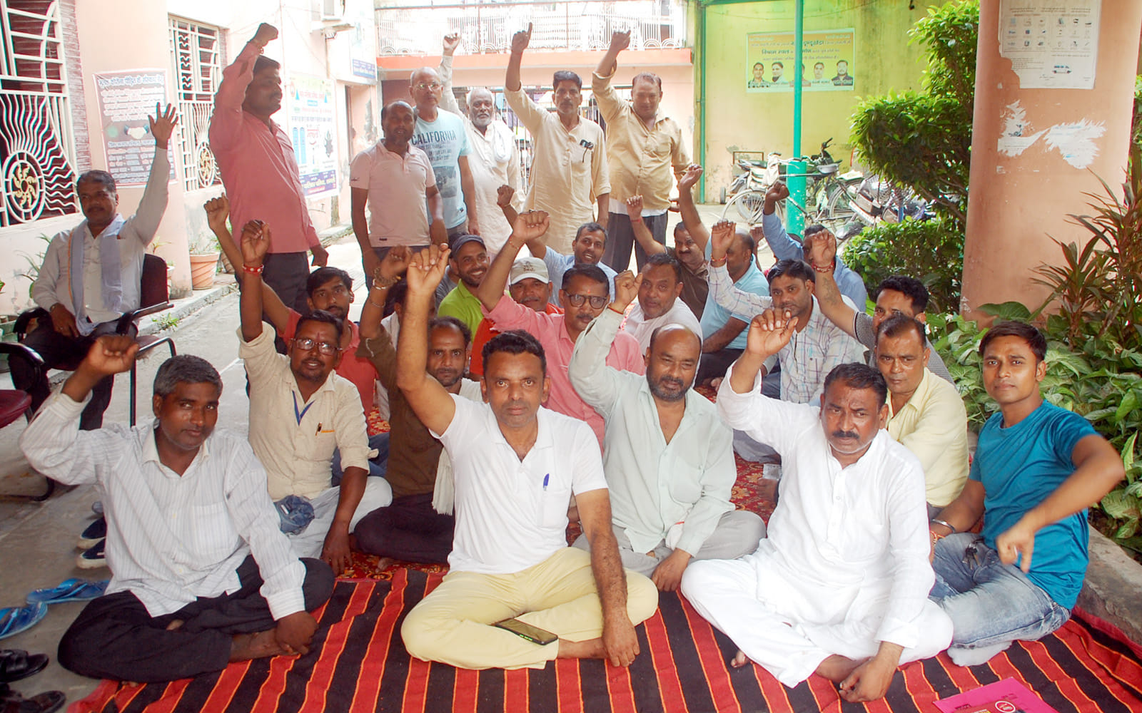 शामली नगर पालिका में धरना-प्रदर्शन करते कर्मचारी। शामली नगर पालिका में धरना-प्रदर्शन करते कर्मचारी।