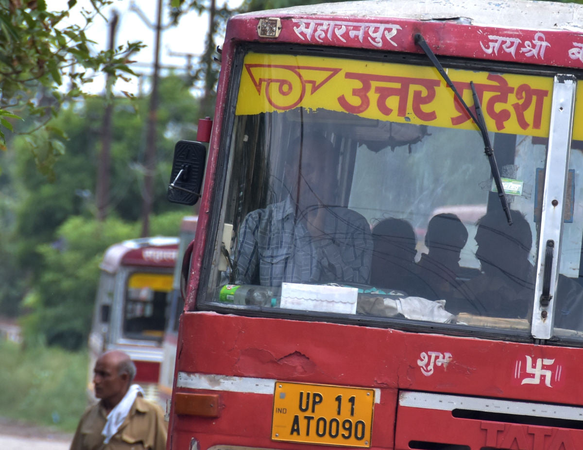 दिल्ली रोड पर बिना वर्दी के बस अड़डे वर बस चलाते रोडवेज बस चालक