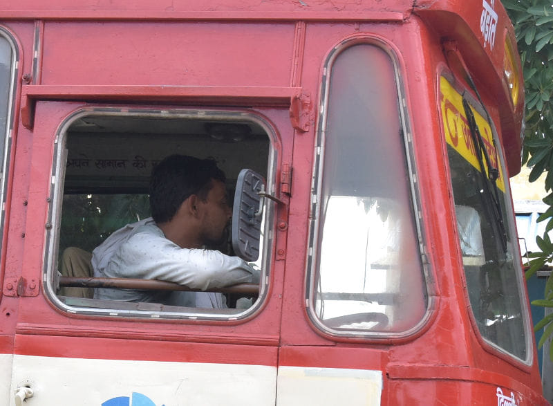 दिल्ली रोड पर बिना वर्दी के बस अड़डे वर बस चलाते रोडवेज बस चालक