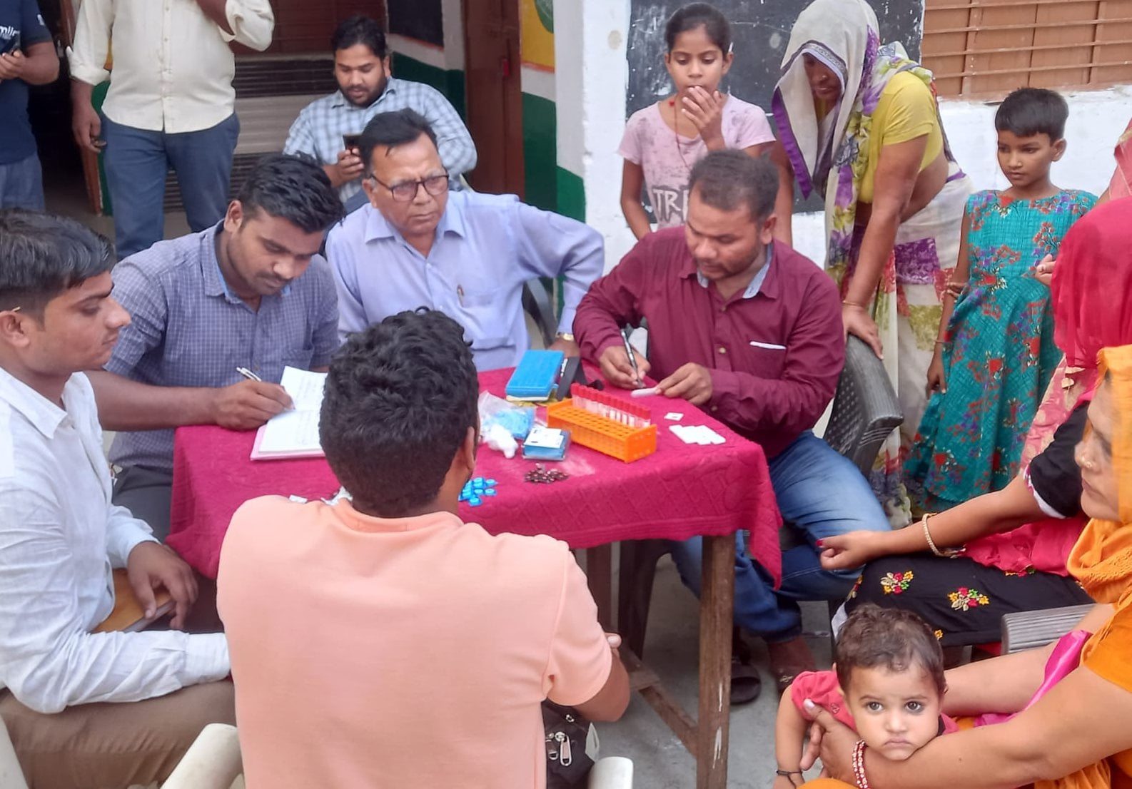 ऊन क्षेत्र के गांव खेड़ा भाऊ में मरीजों की जांच करती स्वास्थ्य विभाग की टीम। ऊन क्षेत्र के गांव खेड़ा भाऊ में मरीजों की जांच करती स्वास्थ्य विभाग की टीम।