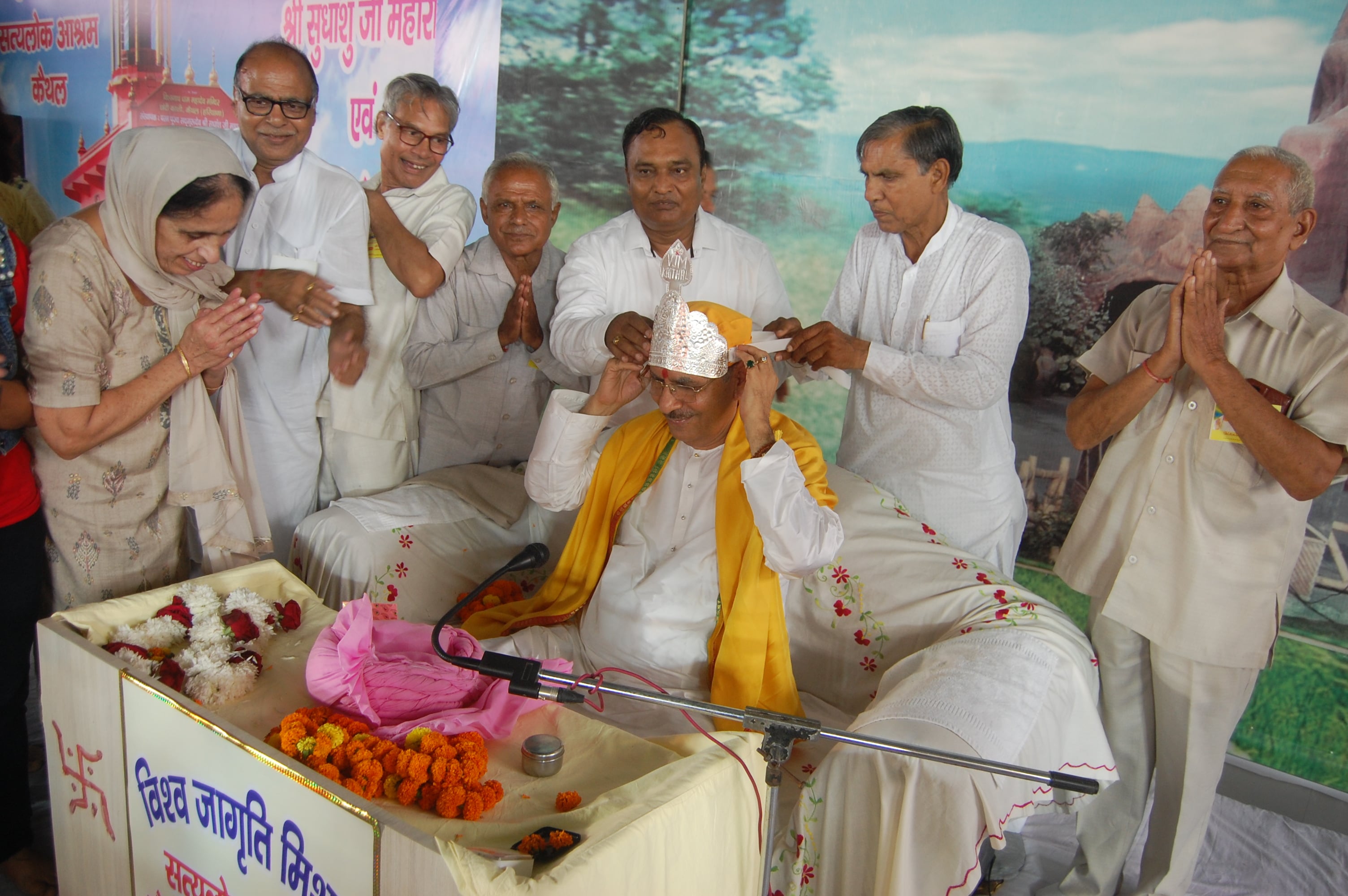 ्2-कैथल। कार्यक्रम में संत परमपूज्य सुधांशु महाराज को चांदी का मुकट पहनाते हुए संस्था के प्रधान ह ्2-कैथल। कार्यक्रम में संत परमपूज्य सुधांशु महाराज को चांदी का मुकट पहनाते हुए संस्था के प्रधान ह