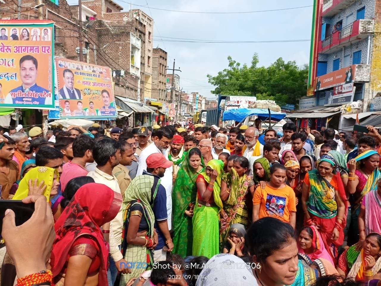 बबेरू के आम चौराहे में शव रखकर जाम लगाए परिजन और ग्रामीण। बबेरू के आम चौराहे में शव रखकर जाम लगाए परिजन और ग्रामीण।