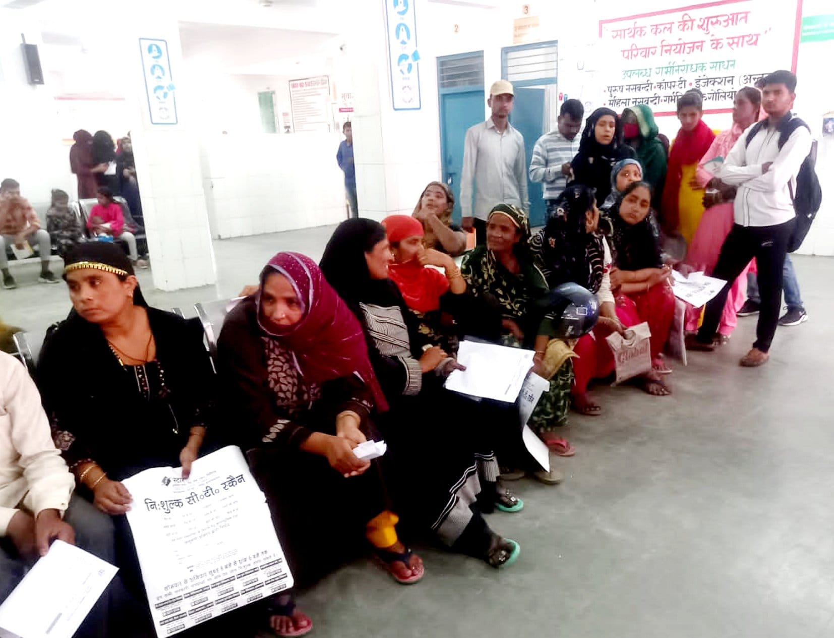 बागपत जिला अस्पताल में लगी मरीजों की भीड़ बागपत जिला अस्पताल में लगी मरीजों की भीड़