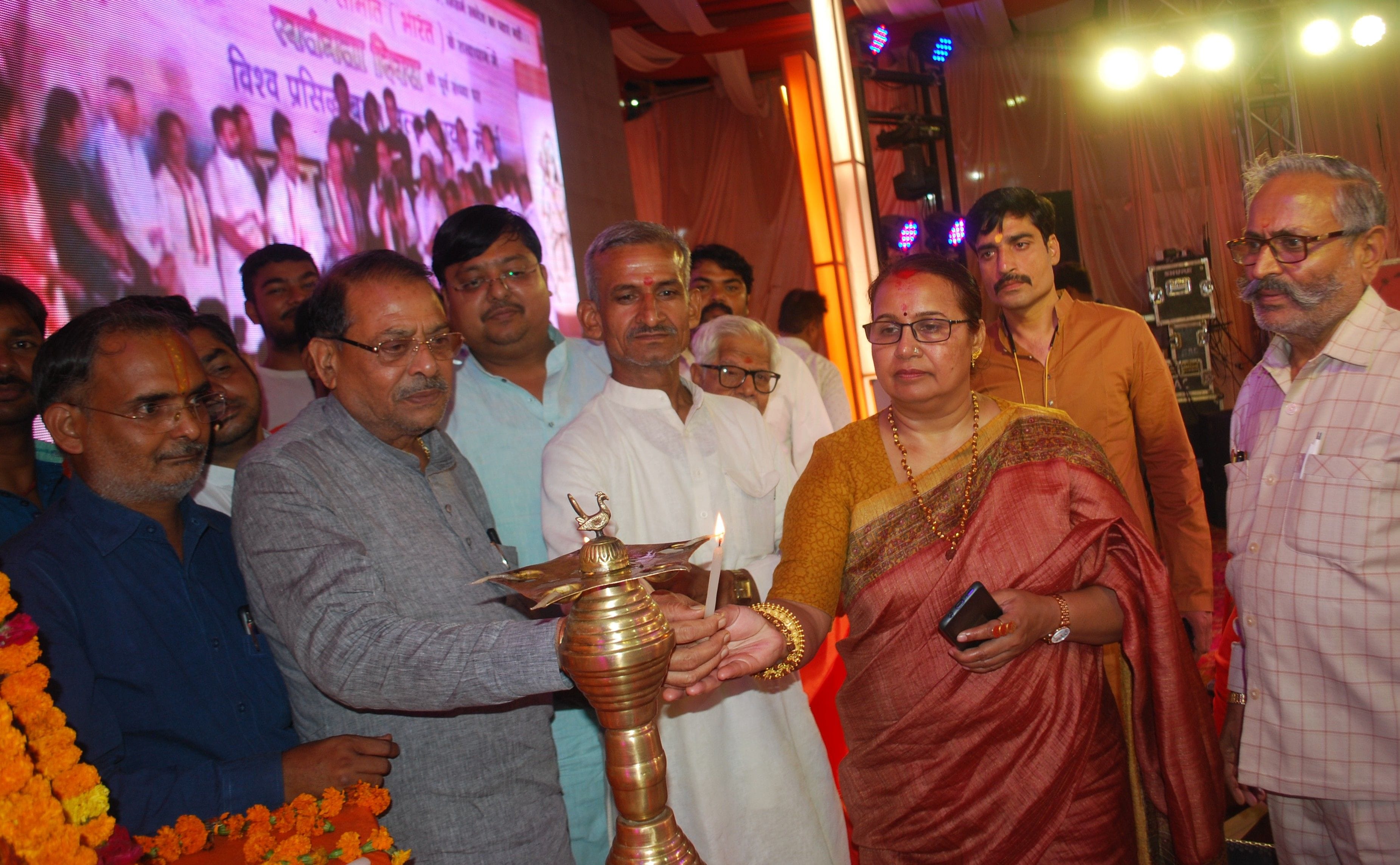 एक शाम अटलजी के नाम अखिल भारतीय कवि सम्मेलन का दीप जलाकर शुभारंभ करते अतिथि। संवाद एक शाम अटलजी के नाम अखिल भारतीय कवि सम्मेलन का दीप जलाकर शुभारंभ करते अतिथि। संवाद