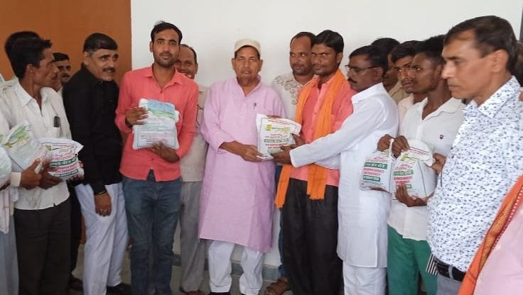 फोटो-08- बेंहदर क्षेत्र में मोदी जन्मदिवस सेवा पखबाड़ा में बीज वितरित करते भाजपा विधायक रामपाल वर?