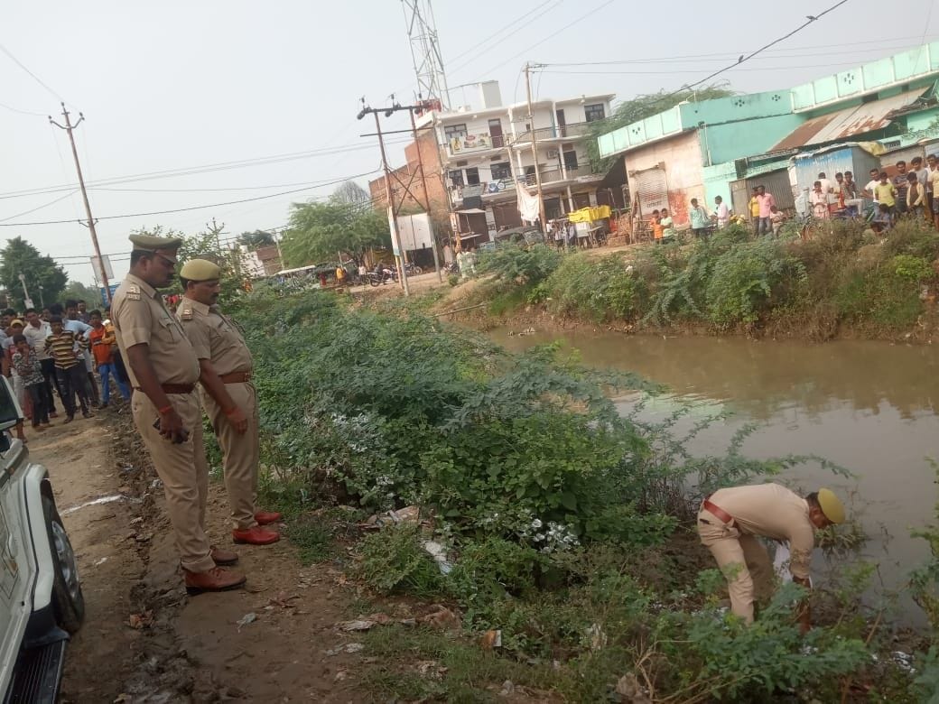 घटनास्थल पर जांच करती पुलिस और लगी भीड़। घटनास्थल पर जांच करती पुलिस और लगी भीड़।