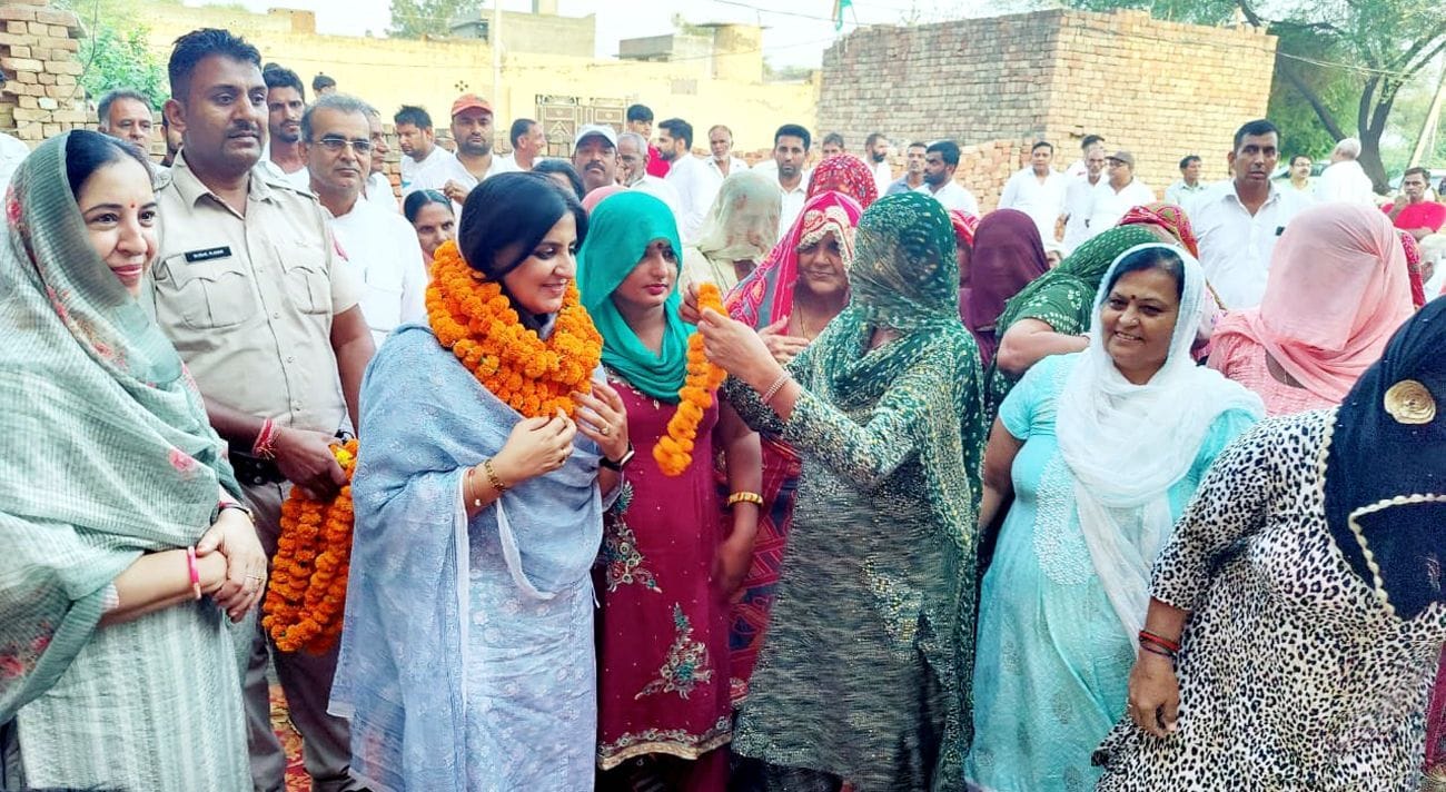 मंडी आदमपुर। महिलाओं से मिलकर समस्या सुनतीं पूर्व विधायक रेनुका बिश्नोई। मंडी आदमपुर। महिलाओं से मिलकर समस्या सुनतीं पूर्व विधायक रेनुका बिश्नोई।
