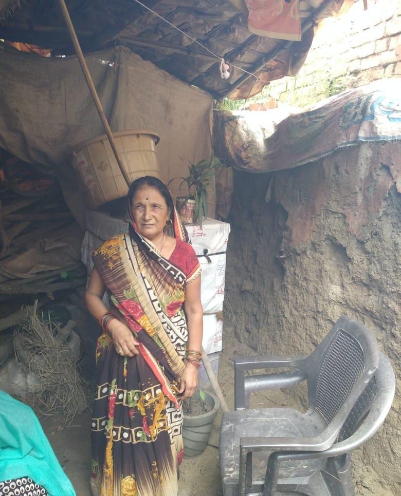 आवेदन के बाद भी मकान न मिलने की जानकारी देती रामेश्वर दयाल की पत्नी रेशमा देवी। संवाद आवेदन के बाद भी मकान न मिलने की जानकारी देती रामेश्वर दयाल की पत्नी रेशमा देवी। संवाद