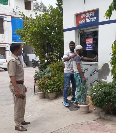 बागपत : आरोपी को पूछताछ के लिए ले कर जाती बड़ौत कोतवाली पुलिस।