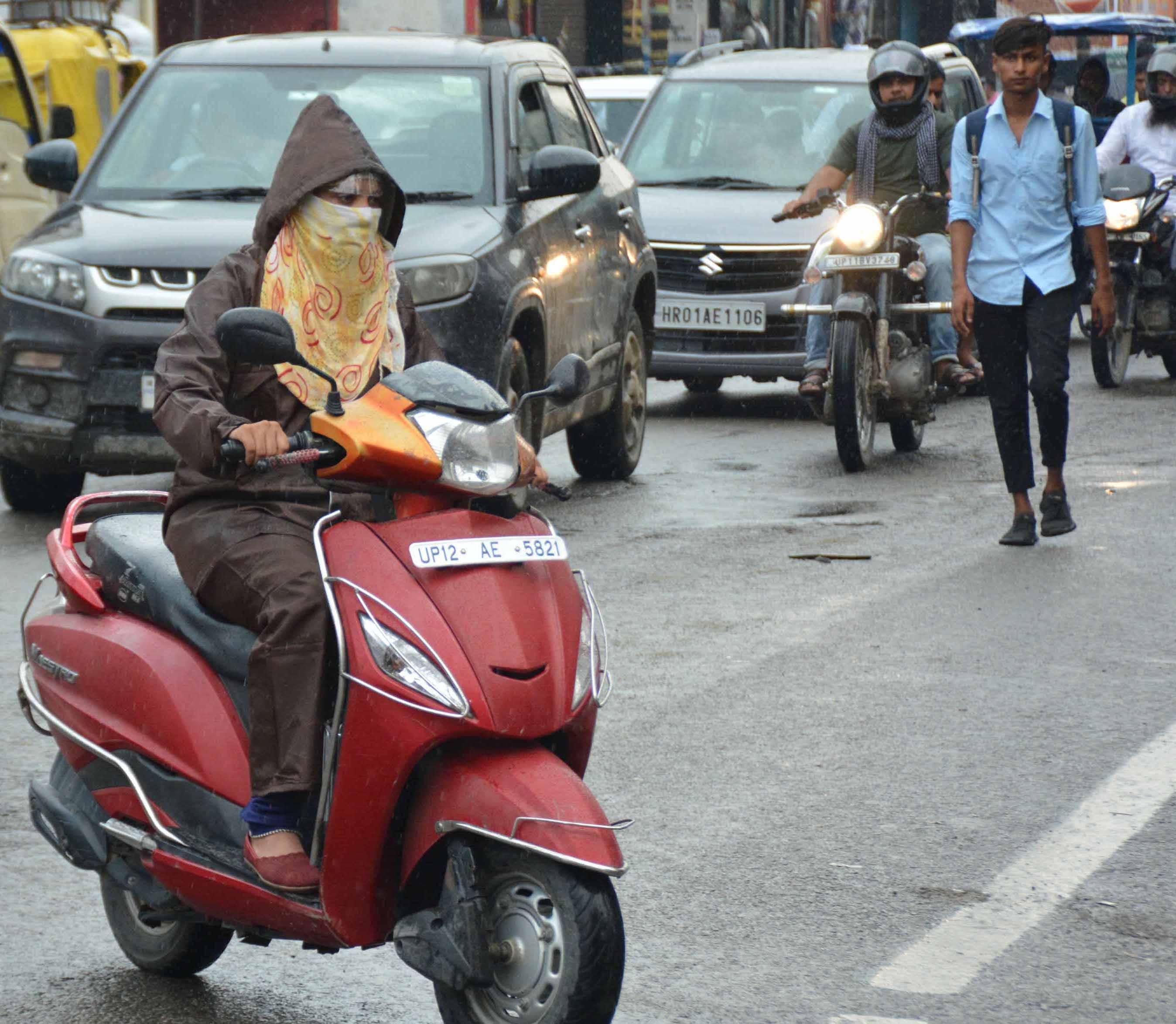 बरसात में गुजरते वाहन। बरसात में गुजरते वाहन।