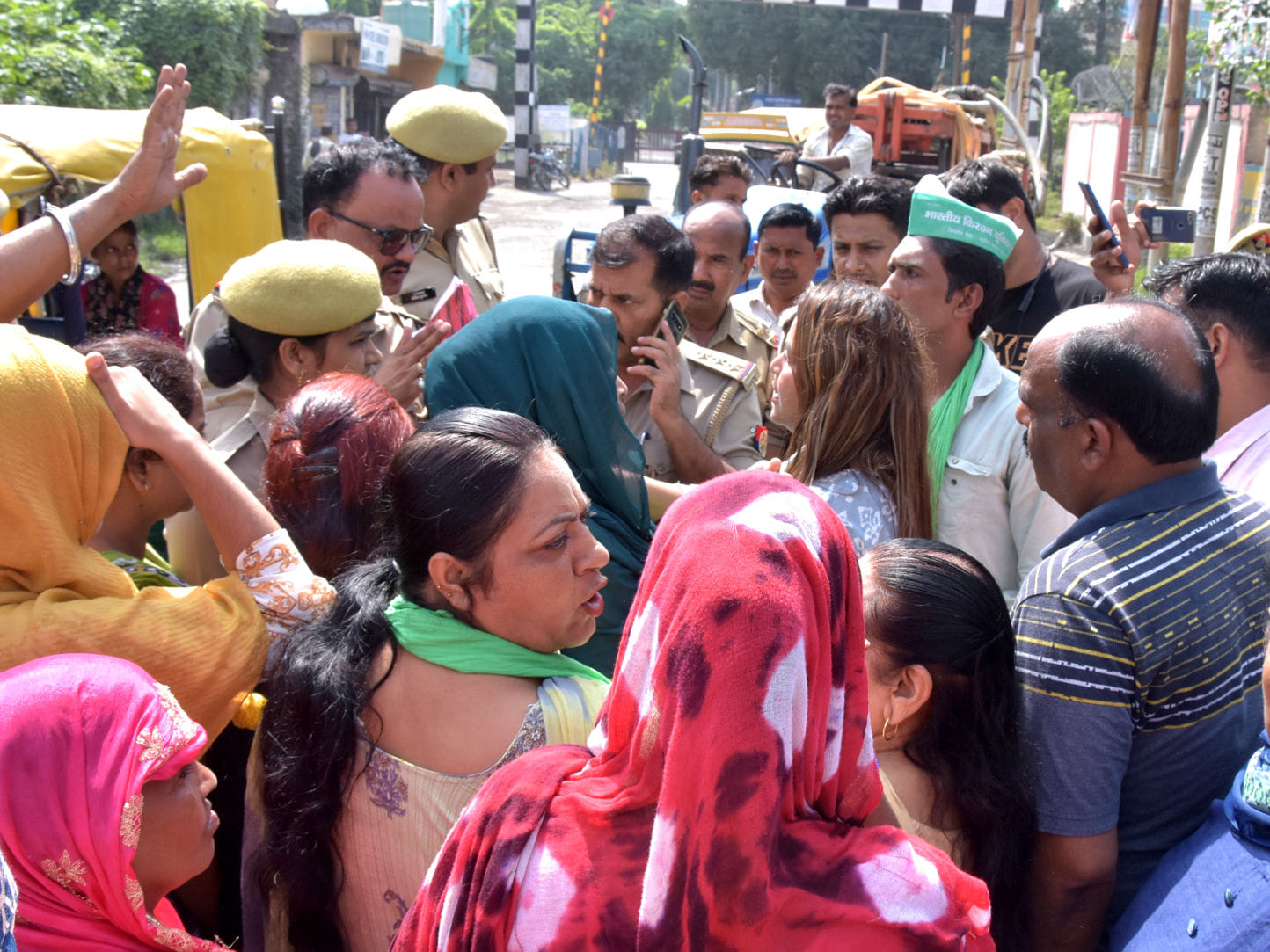 चौकी पेपर मिल पर रोड जाम लगा रही महिलाओ से जाम के दौरान पुलिस होती नौकझौंक