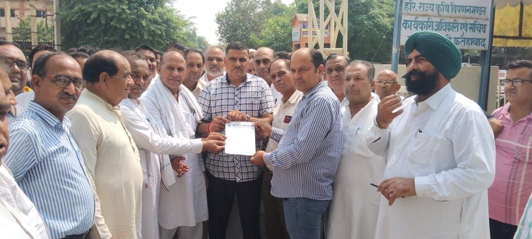 फतेहबाद में मार्केट कमेटी सचिव विकास सेतिया को ज्ञापन देते आढ़ती। फतेहबाद में मार्केट कमेटी सचिव विकास सेतिया को ज्ञापन देते आढ़ती।