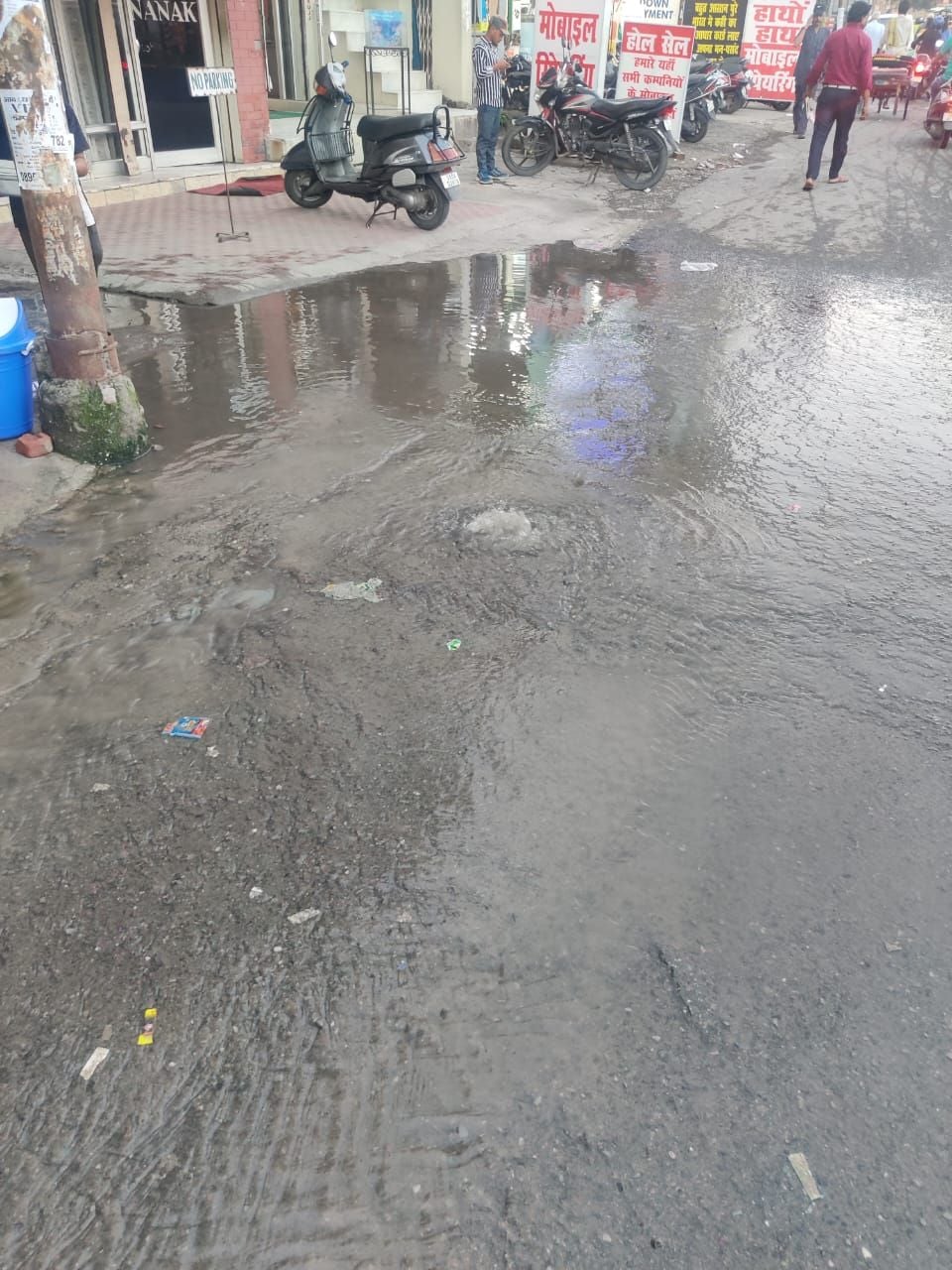 हल्द्वानी बरेली रोड पर नानक स्वीटस के सामने फटी पेयजल लाइन से बहता पानी।           संवाद