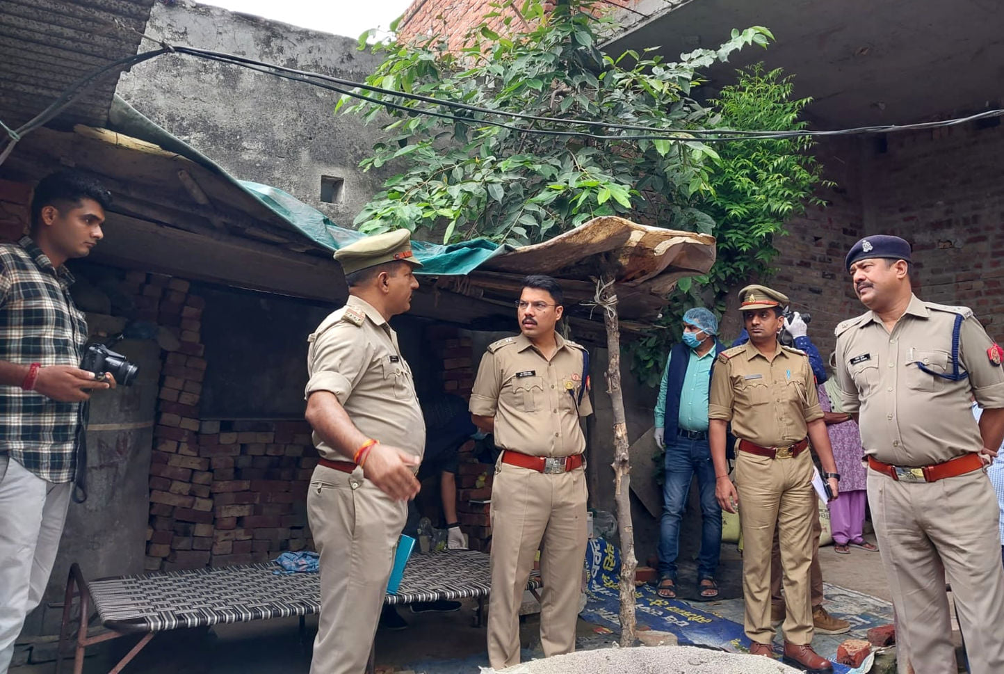 हसनपुर चौकी के निकट हुई महिला की हत्या के बाद घटना की जांच करते एसएसपी विपिन ताडा हसनपुर चौकी के निकट हुई महिला की हत्या के बाद घटना की जांच करते एसएसपी विपिन ताडा