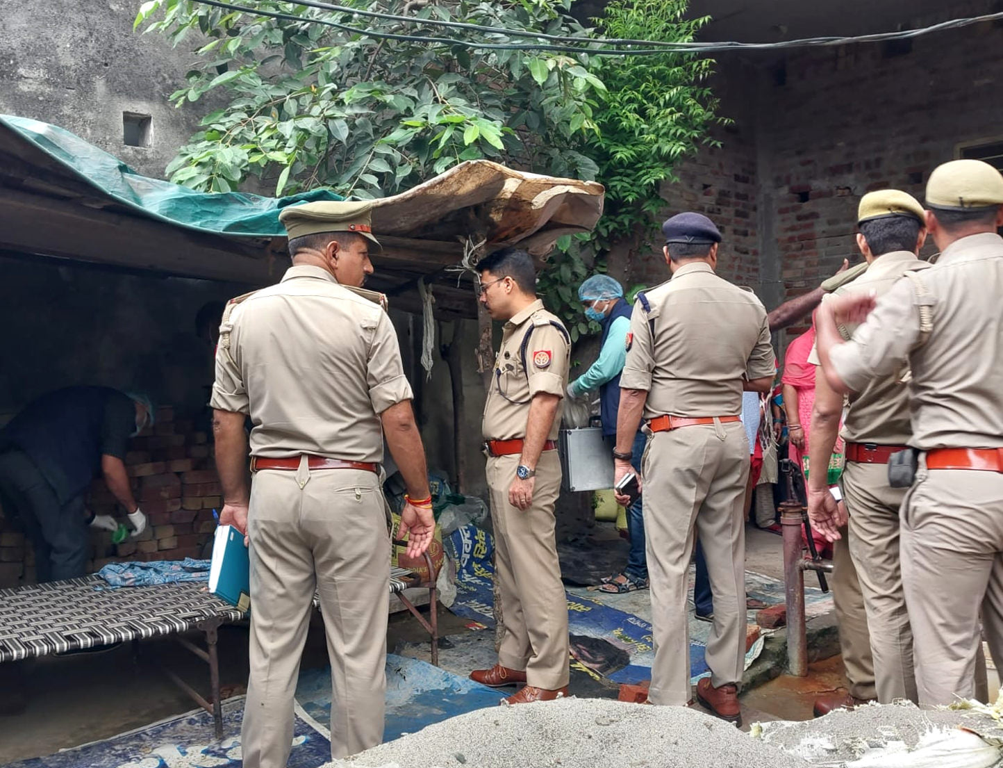 हसनपुर चौकी के निकट हुई महिला की हत्या के बाद घटना की जांच करते एसएसपी विपिन ताडा हसनपुर चौकी के निकट हुई महिला की हत्या के बाद घटना की जांच करते एसएसपी विपिन ताडा