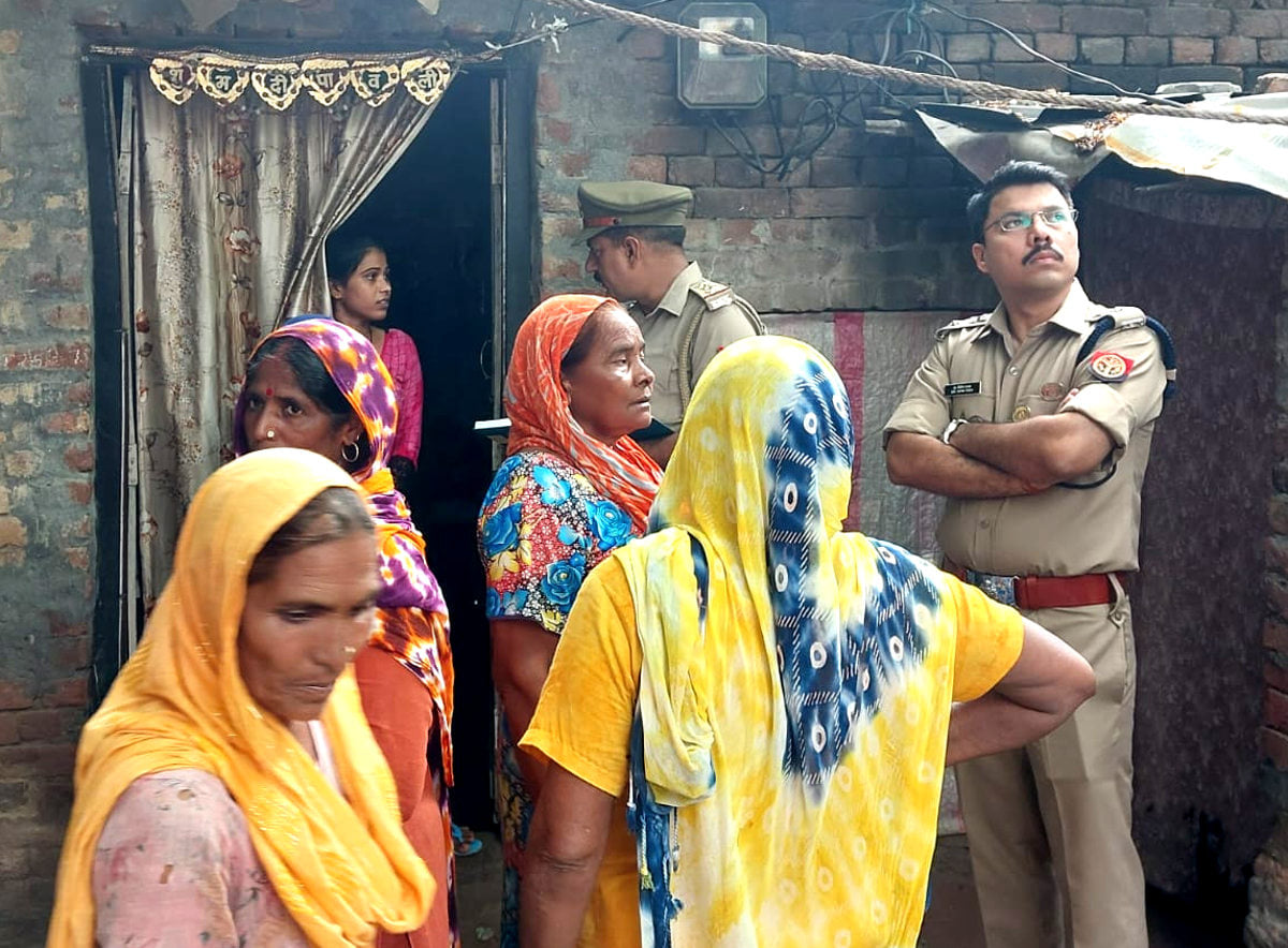 हसनपुर चौकी के निकट हुई महिला की हत्या के बाद घटना की जांच करते एसएसपी विपिन ताडा हसनपुर चौकी के निकट हुई महिला की हत्या के बाद घटना की जांच करते एसएसपी विपिन ताडा