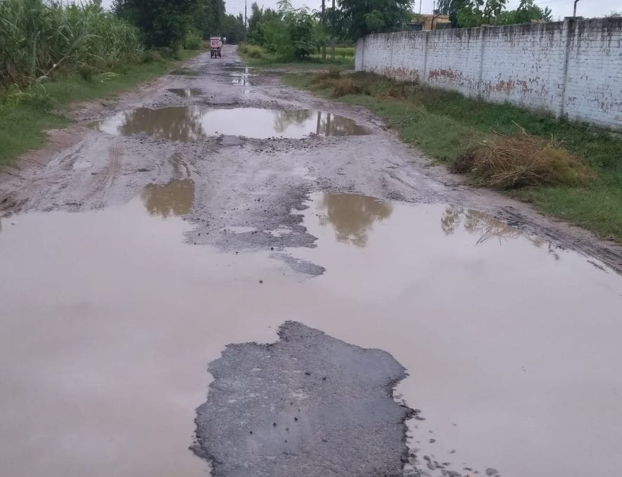 मंडावली के मोहनपुर-काशीरामपुर संपर्क मार्ग पर जल भराव।