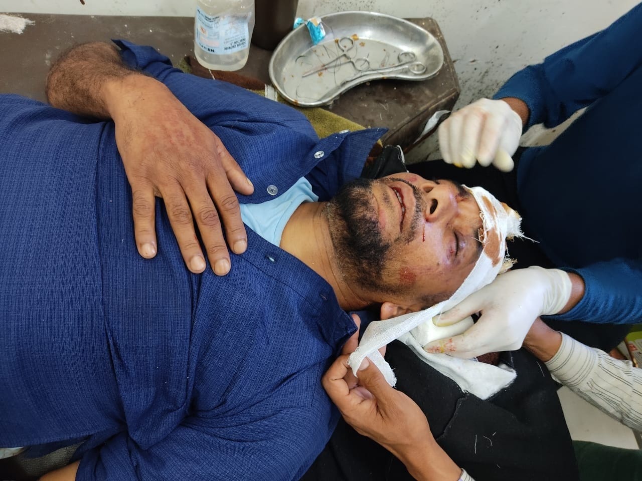 माहौर में हुई कार दुर्घटना में घायल व्यक्ति। माहौर में हुई कार दुर्घटना में घायल व्यक्ति।