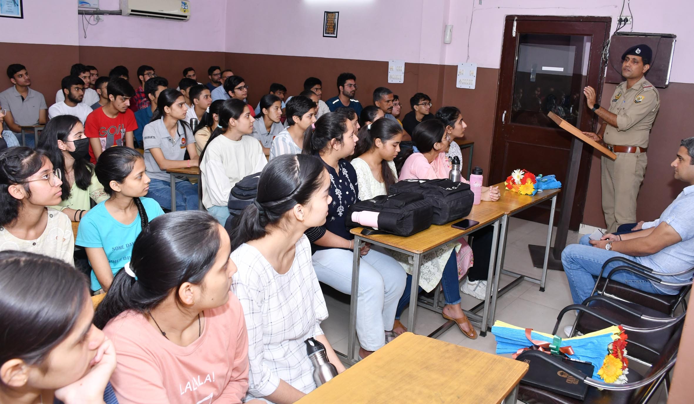 पुलिस की पाठशाला कार्यक्रम में उपस्थित विद्यार्थियों को संबोधित करते एसएचओ संजीव गौतम पुलिस की पाठशाला कार्यक्रम में उपस्थित विद्यार्थियों को संबोधित करते एसएचओ संजीव गौतम