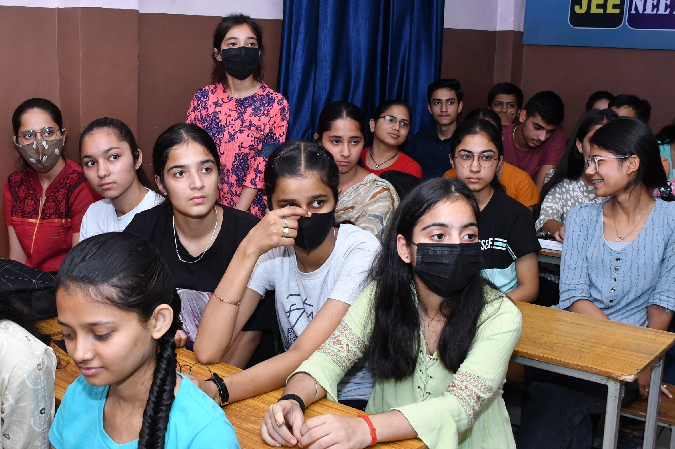 पुलिस की पाठशाला में सवाल पूछती रोजी पुलिस की पाठशाला में सवाल पूछती रोजी
