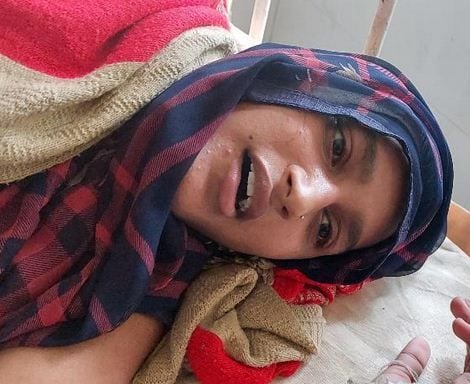 पेट दर्द से कराहती उपासना।  संवाद