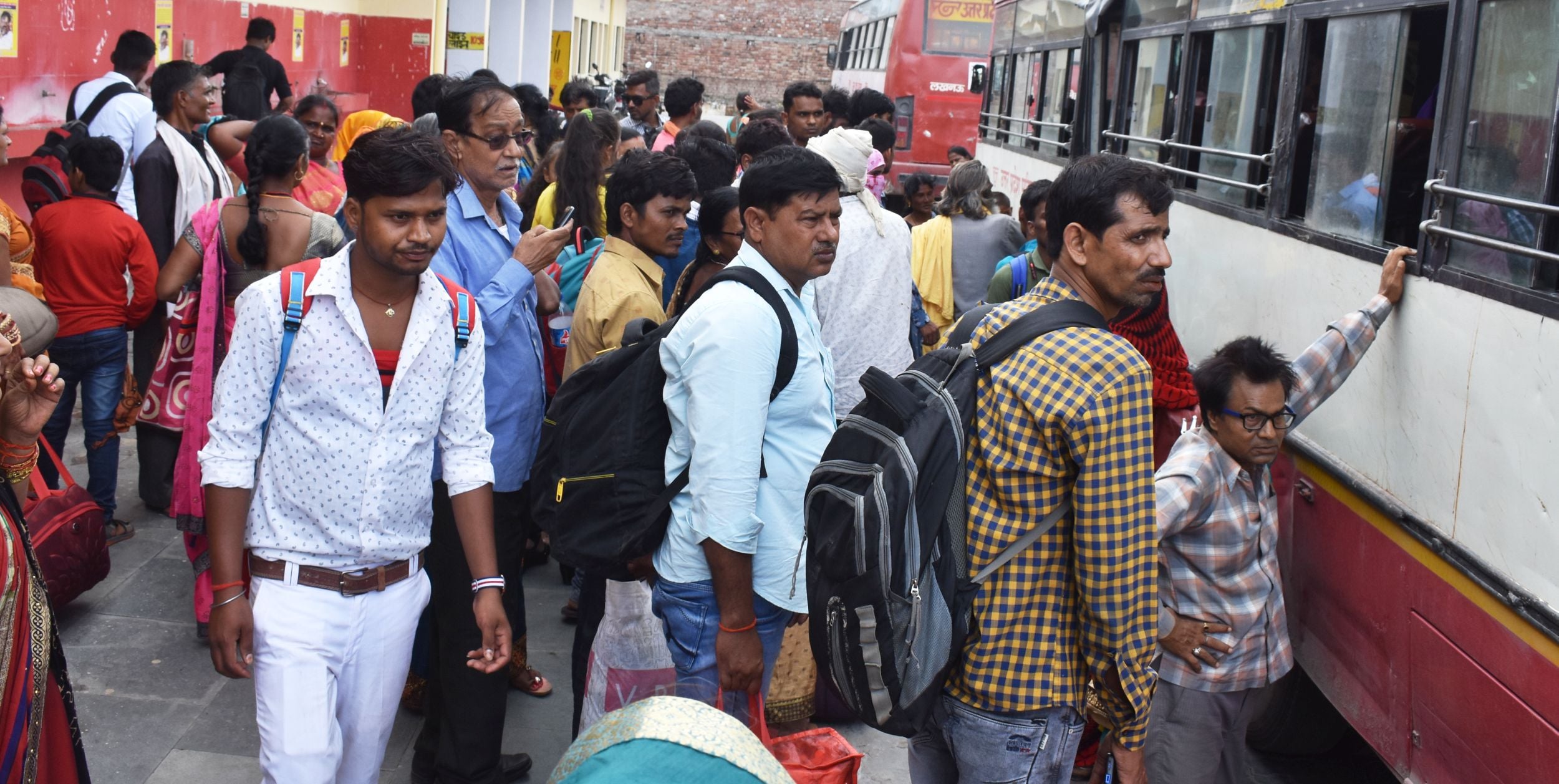 रोडवेज बस स्टाप में बस में चढ़ने के लिए यात्रियों की लगी भीड। संवाद