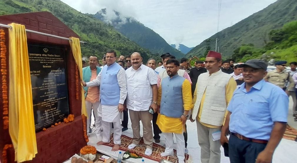 धारचूला के छारछुम में मोटर पुल के शिलापट्ट का अनावरण करते मुख्यमंत्री पुष्कर सिंह धामी। संवाद धारचूला के छारछुम में मोटर पुल के शिलापट्ट का अनावरण करते मुख्यमंत्री पुष्कर सिंह धामी। संवाद