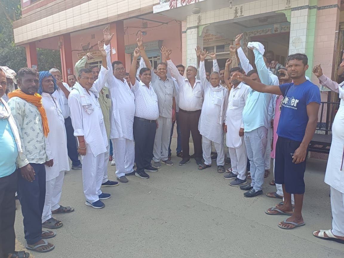 04-कैथल। अनाज मंडी में हड़ताल के दौरान सरकार के खिलाफ रोष प्रकट करते हुए आढ़ती।