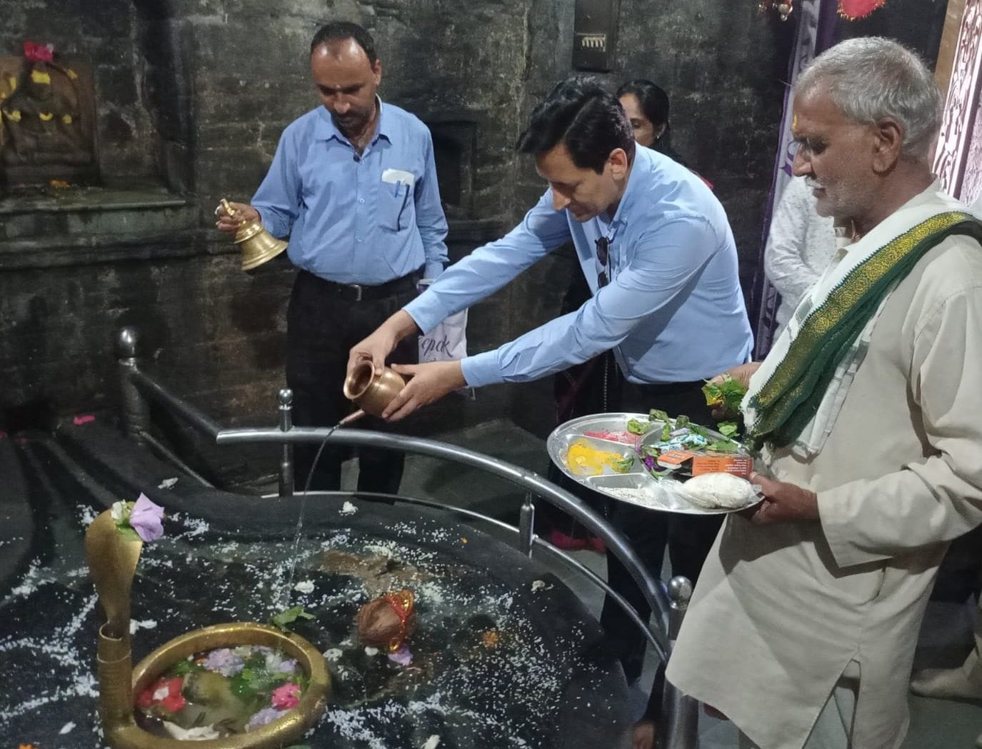 बागेश्वर के बागनाथ मंदिर में भगवान शिव का जलाभिषेक करते कुमाऊं मंडलायुक्त दीपक रावत। संवाद न्यू बागेश्वर के बागनाथ मंदिर में भगवान शिव का जलाभिषेक करते कुमाऊं मंडलायुक्त दीपक रावत। संवाद न्यू