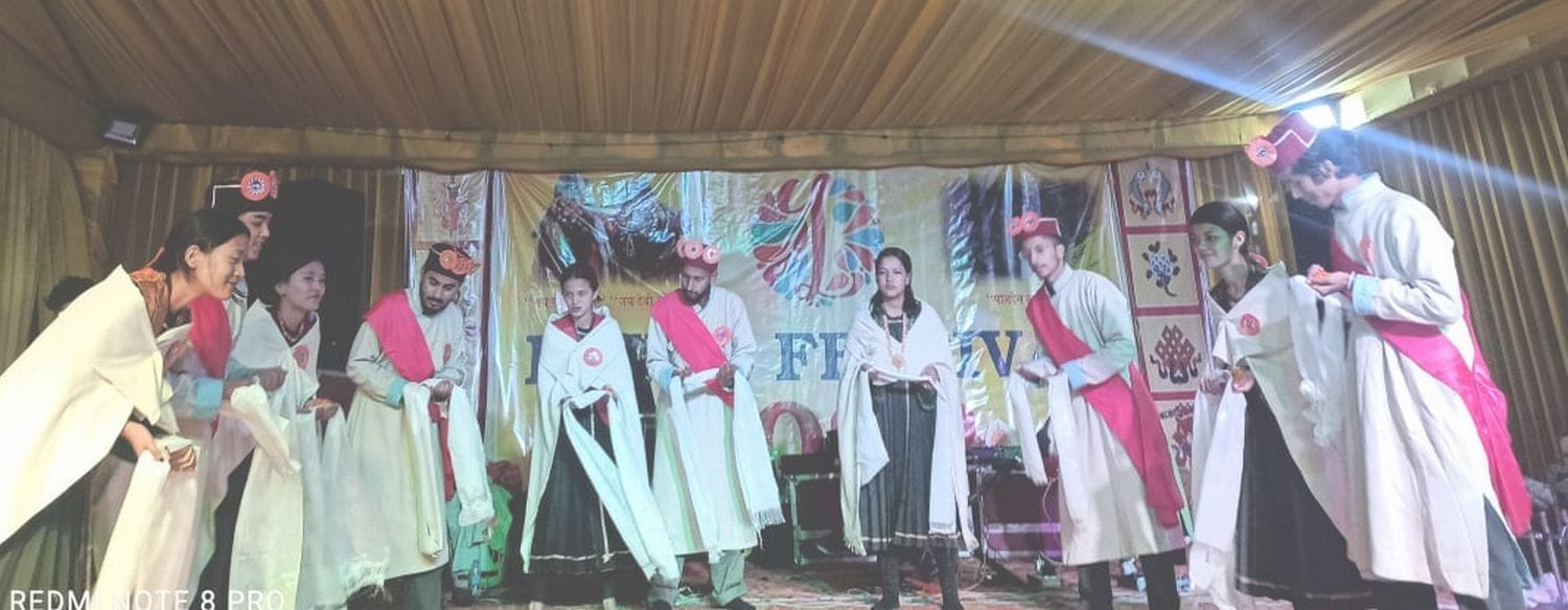 लायुल उत्सव की दूसरी सांस्कृतिक संध्या में  लाहौली नृत्य करते स्थानीय कलाकार। संवाद