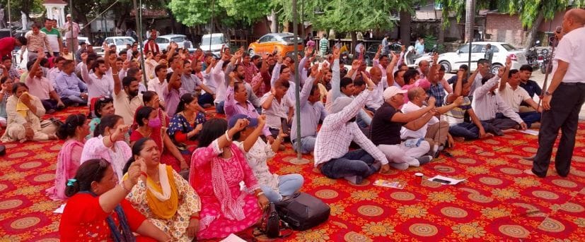 रुद्रपुर के गांधी पार्क में धरने के दौरान संबोधित करते कर्मचारी। रुद्रपुर के गांधी पार्क में धरने के दौरान संबोधित करते कर्मचारी।