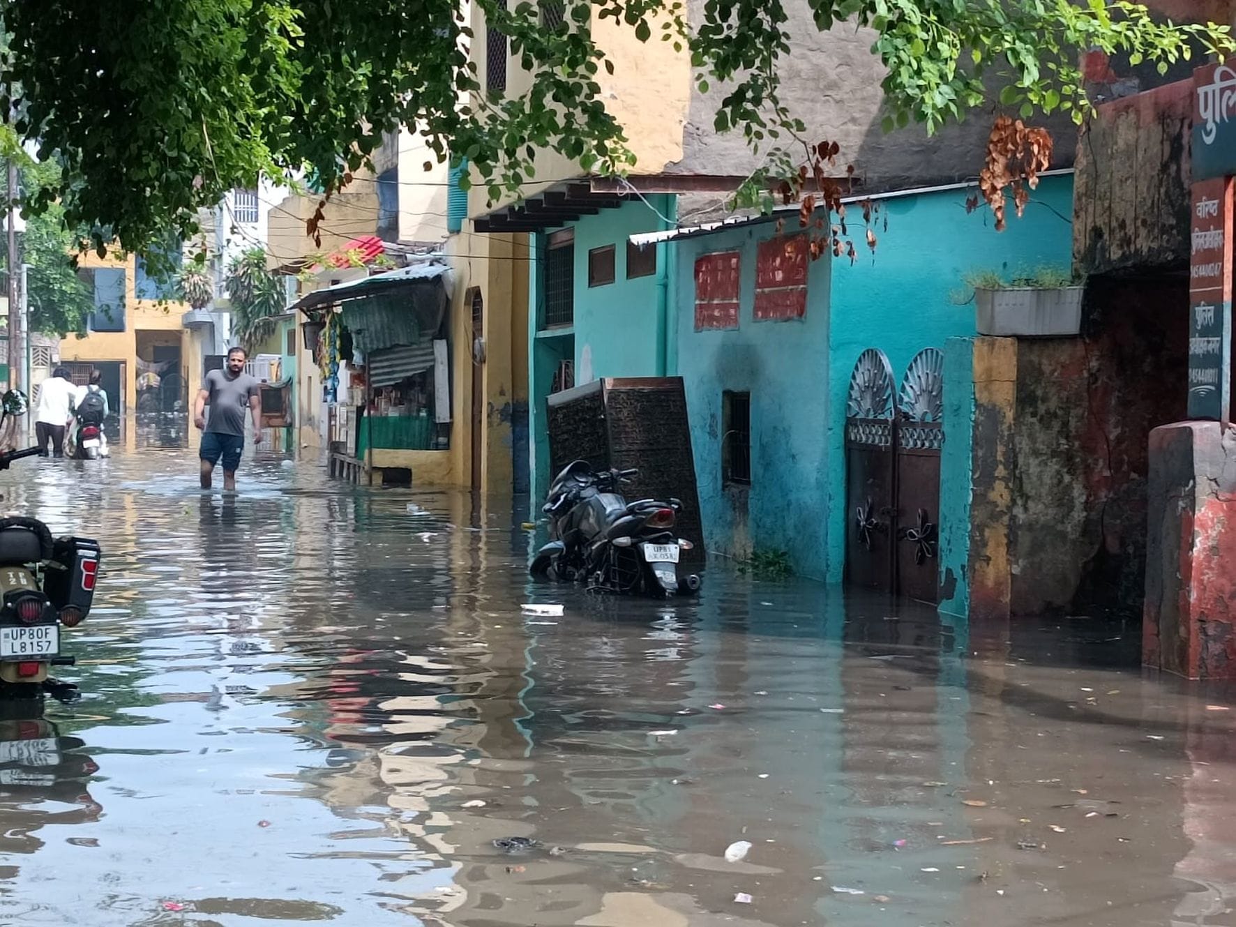 शाहजमाल एडीए कॉलोनी में बारिश के बाद घरो में घुसा पानी।