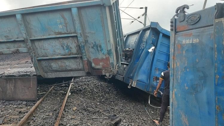सासाराम में मालगाड़ी बेपटरी: यात्री ट्रेनों पर पड़ा बहुत बुरा असर, कल भी निरस्त रहेंगी महाबोधी समेत कई ट्रेनें