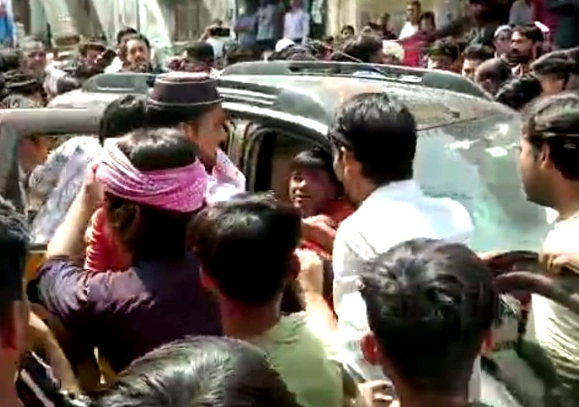 बागपत की शौकत मार्केट में कार में सवार युवक की पिटाई करते लोग बागपत की शौकत मार्केट में कार में सवार युवक की पिटाई करते लोग
