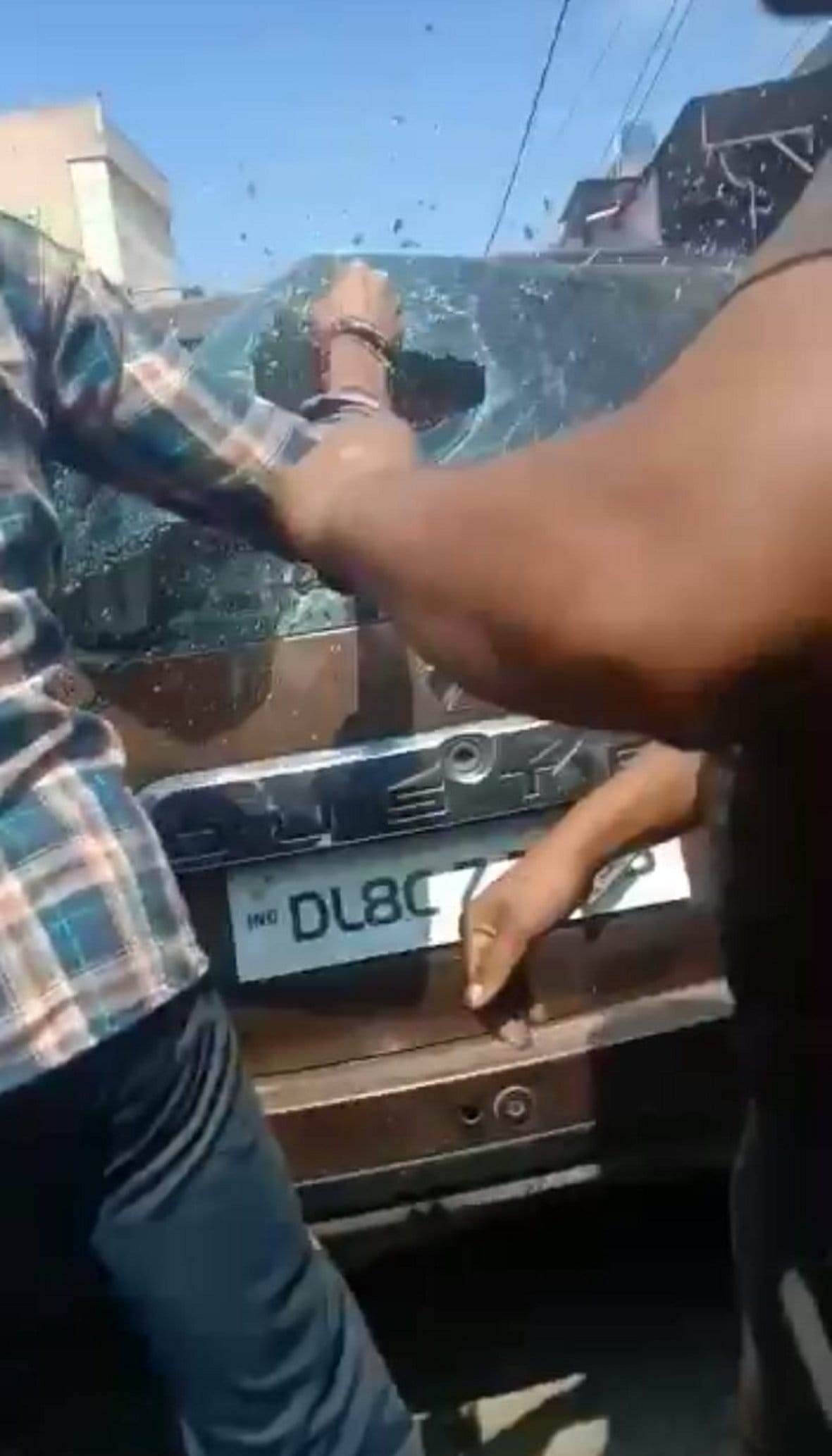 बागपत की शौकत मार्किट में कार में तोड़फोड़ करते लोग बागपत की शौकत मार्किट में कार में तोड़फोड़ करते लोग